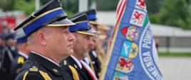 19 czerwca 2026 roku w Międzyzdrojach odbyły się Powiatowe Obchody Dnia Strażaka Komendy Powiatowej Państwowej Straży Pożarnej w Kamieniu Pomorskim, połączone z uroczystym oddaniem do użytku nowego obiektu Jednostki Ratowniczo-Gaśniczej – Posterunku w Międzyzdrojach.
Uroczystość zgromadziła licznych gości, przedstawicieli władz państwowych i samorządowych, kierownictwo Państwowej Straży Pożarnej, druhów Ochotniczych Straży Pożarnych oraz mieszkańców regionu. W wydarzeniu uczestniczyli m.in. Komendant Główny PSP nadbryg. Wojciech Kruczek, Wicewojewoda Zachodniopomorski Dawid Krystek, Zachodniopomorski Komendant Wojewódzki PSP st. bryg. Mirosław Pender, a także przedstawiciele władz samorządowych.
Podczas uroczystego apelu wręczono odznaczenia państwowe i resortowe, medale za zasługi dla pożarnictwa, awanse na wyższe stopnie służbowe oraz wyróżnienia dla strażaków szczególnie zasłużonych dla ochrony życia, zdrowia i mienia. Była to okazja do podziękowania funkcjonariuszom PSP oraz druhom OSP za ich codzienną służbę, profesjonalizm i poświęcenie.
Szczególnym momentem wydarzenia było uroczyste przecięcie wstęgi i oficjalne otwarcie nowej strażnicy Posterunku JRG w Międzyzdrojach. Nowoczesny obiekt znacząco poprawi warunki pełnienia służby przez strażaków oraz zwiększy poziom bezpieczeństwa mieszkańców i turystów odwiedzających wybrzeże.
Nowa strażnica to inwestycja, która stanowi ważny krok w rozwoju systemu ratowniczego na terenie powiatu kamieńskiego i województwa zachodniopomorskiego. Dzięki niej strażacy będą mogli jeszcze skuteczniej i szybciej nieść pomoc potrzebującym.
Gratulujemy wszystkim odznaczonym, awansowanym i wyróżnionym strażakom oraz dziękujemy wszystkim osobom i instytucjom, które przyczyniły się do realizacji tej ważnej inwestycji.