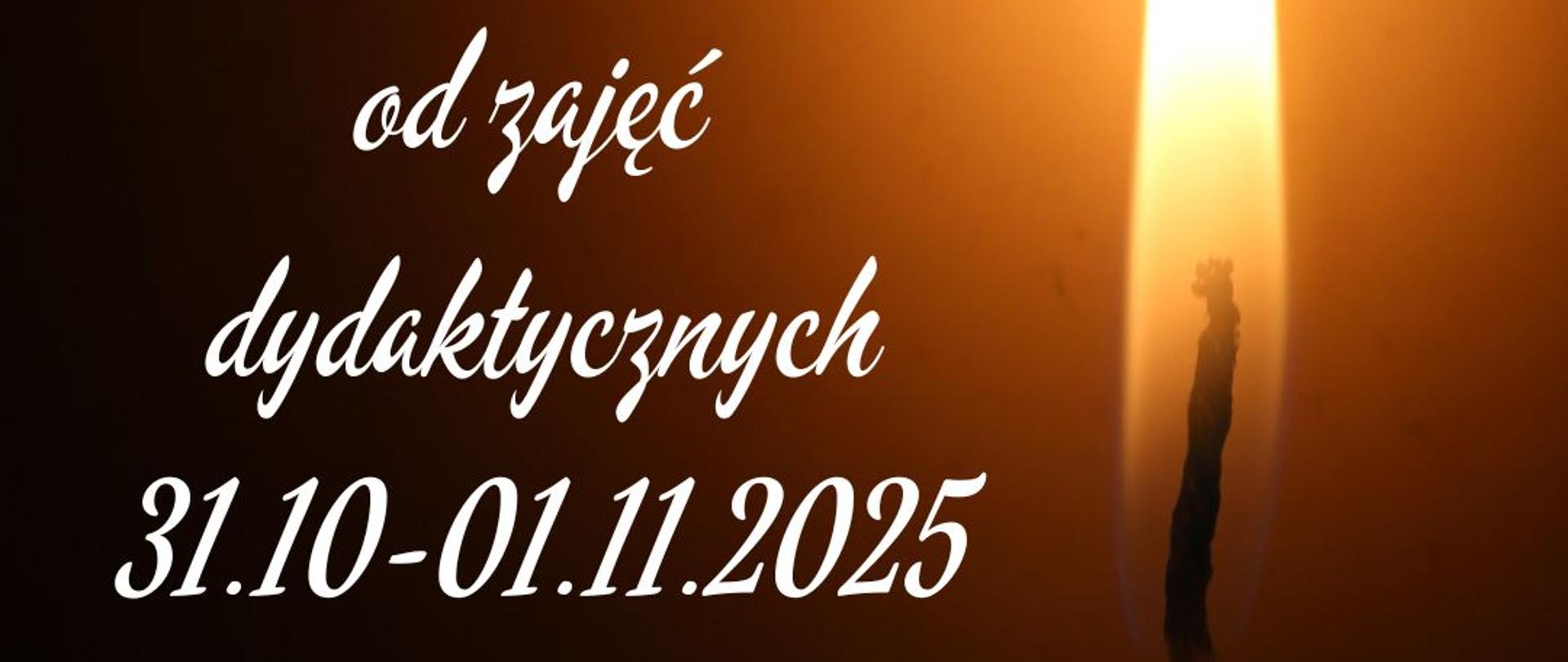 Plakat przedstawia zdjęcie zapalonej świecy w ciemności. Trzcionka na zdjęciu jest koloru białego.