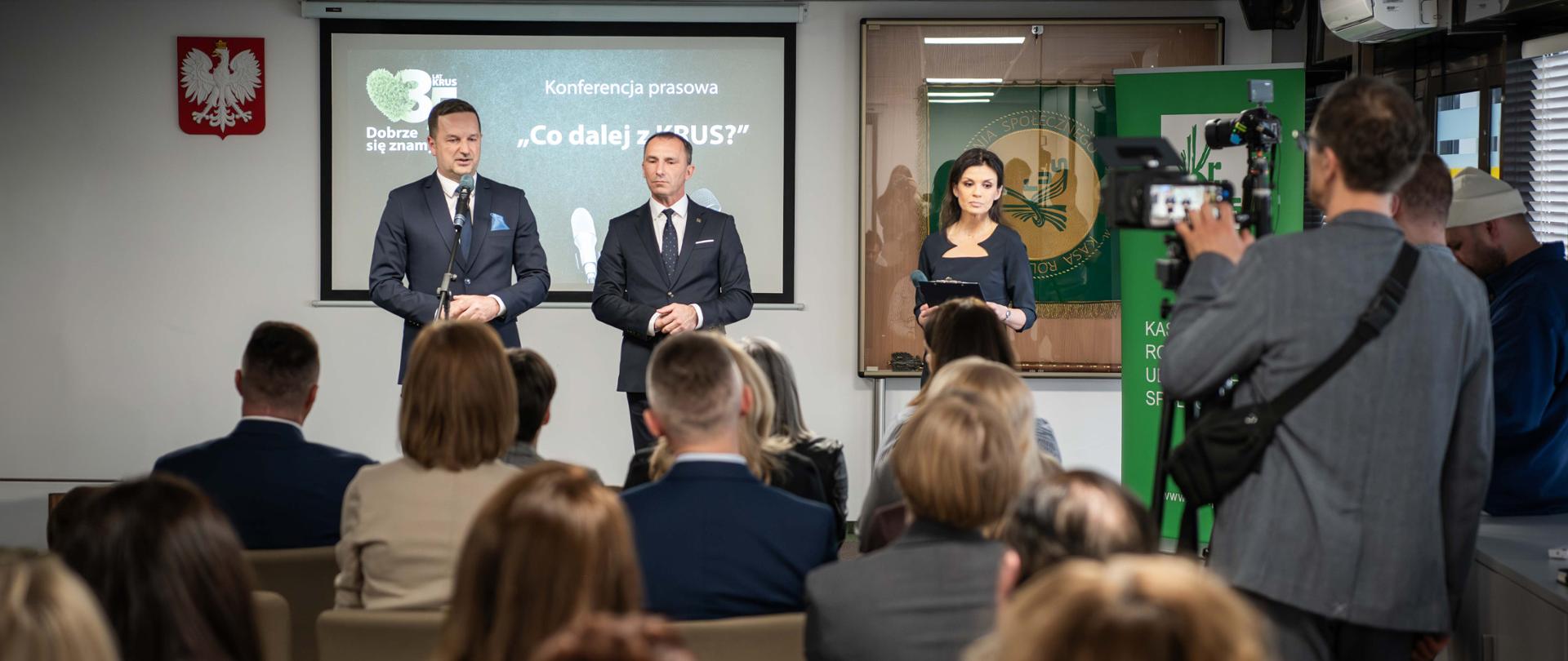 Kilka osób na sali konferencyjnej