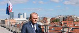 Premier Donald Tusk podczas briefingu prasowego w Brukseli.