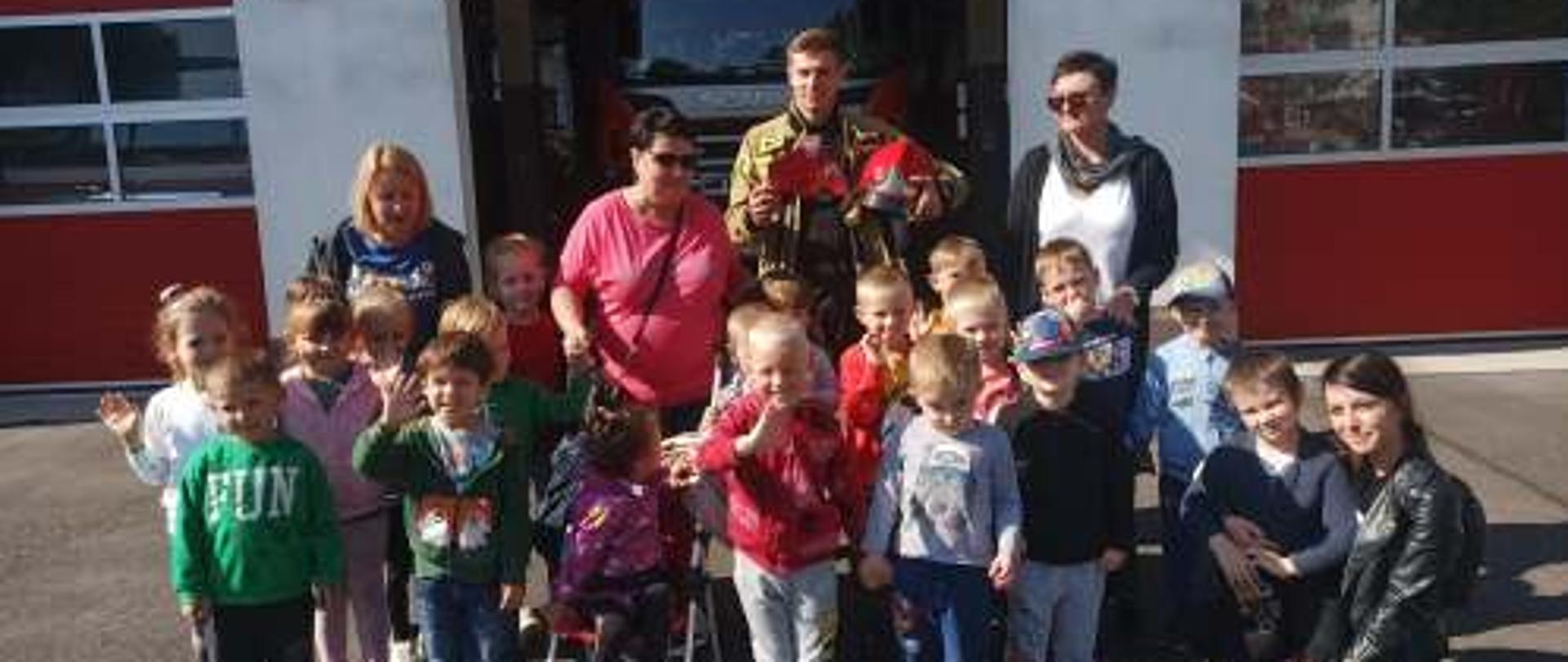 Pamiątkowe zdjęcie z grupą przedszkolaków.