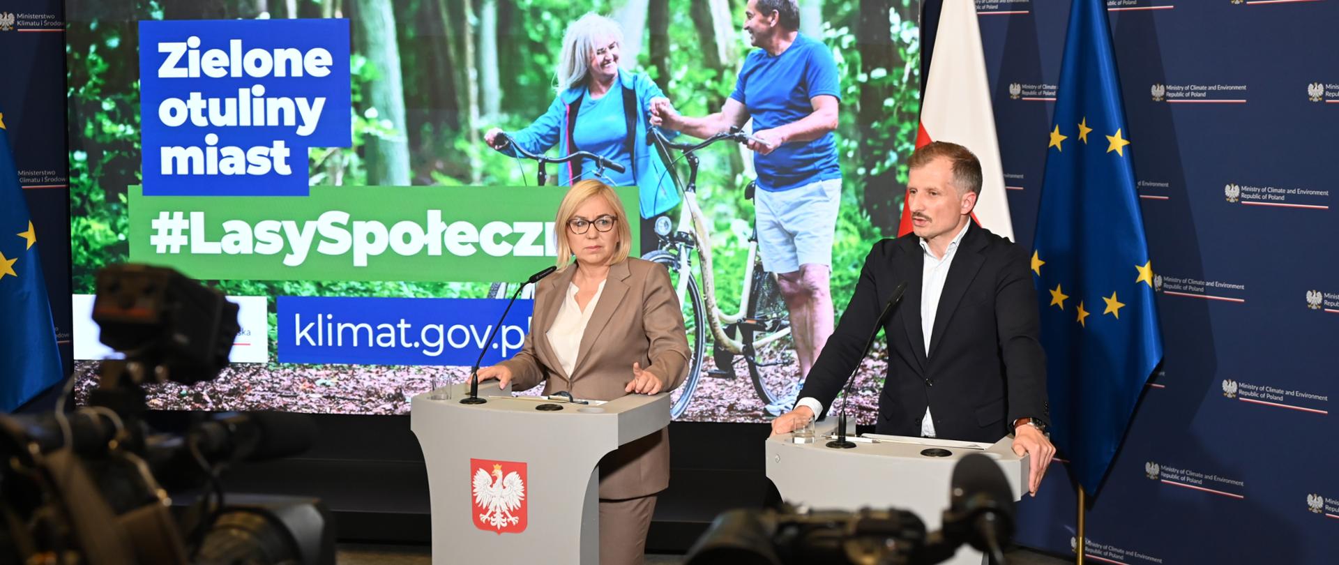 Ministra klimatu i środowiska Paulina Hennig-Kloska oraz wiceminister klimatu i środowiska, główny konserwator przyrody Mikołaj Dorożała w trakcie konferencji prasowej