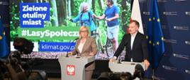 Ministra klimatu i środowiska Paulina Hennig-Kloska oraz wiceminister klimatu i środowiska, główny konserwator przyrody Mikołaj Dorożała w trakcie konferencji prasowej