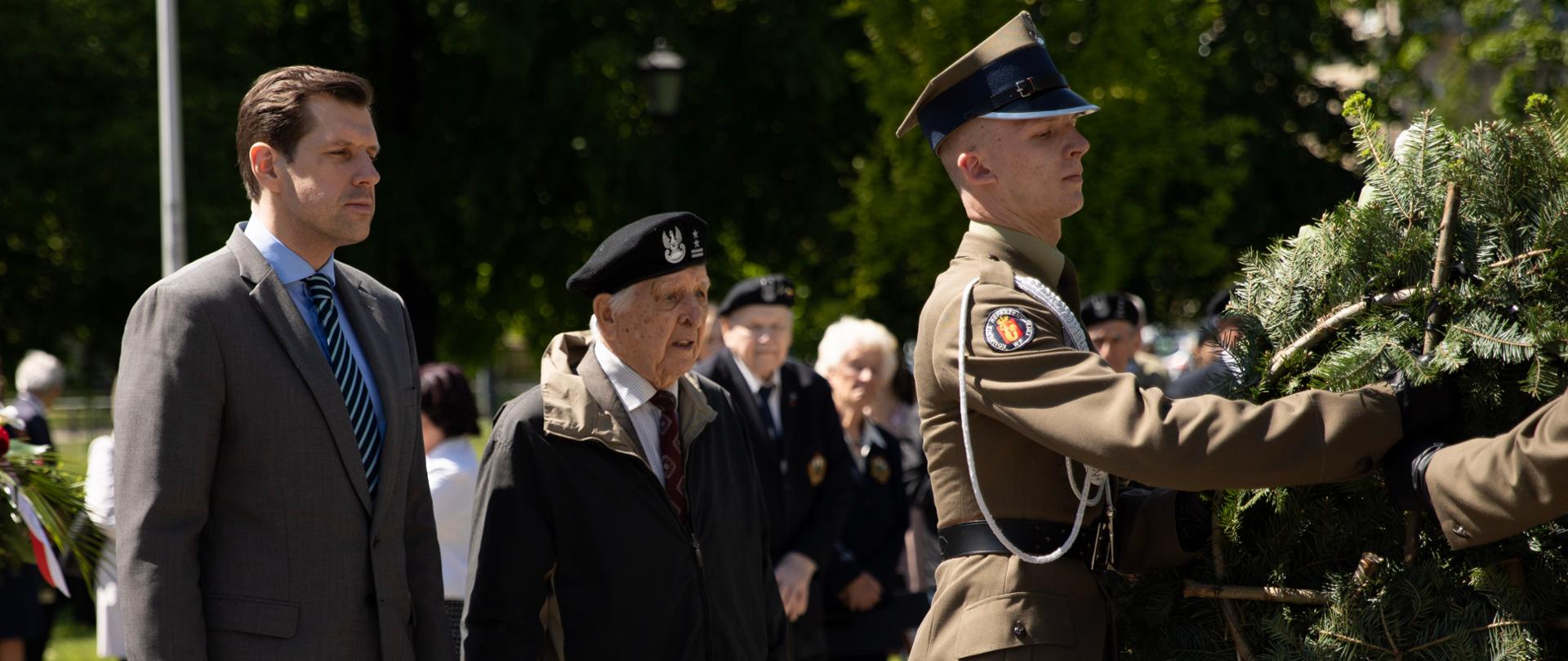 Wojewoda Mazowiecki Tobiasz Bocheński i Przewodniczący Mazowieckiej Rady Kombatanckiej ppłk. dr. inż. Leonard Kapiszewski składają wieniec przed pomnikiem Bitwy o Monte Cassino na skwerze Żołnierzy Tułaczy w Warszawie