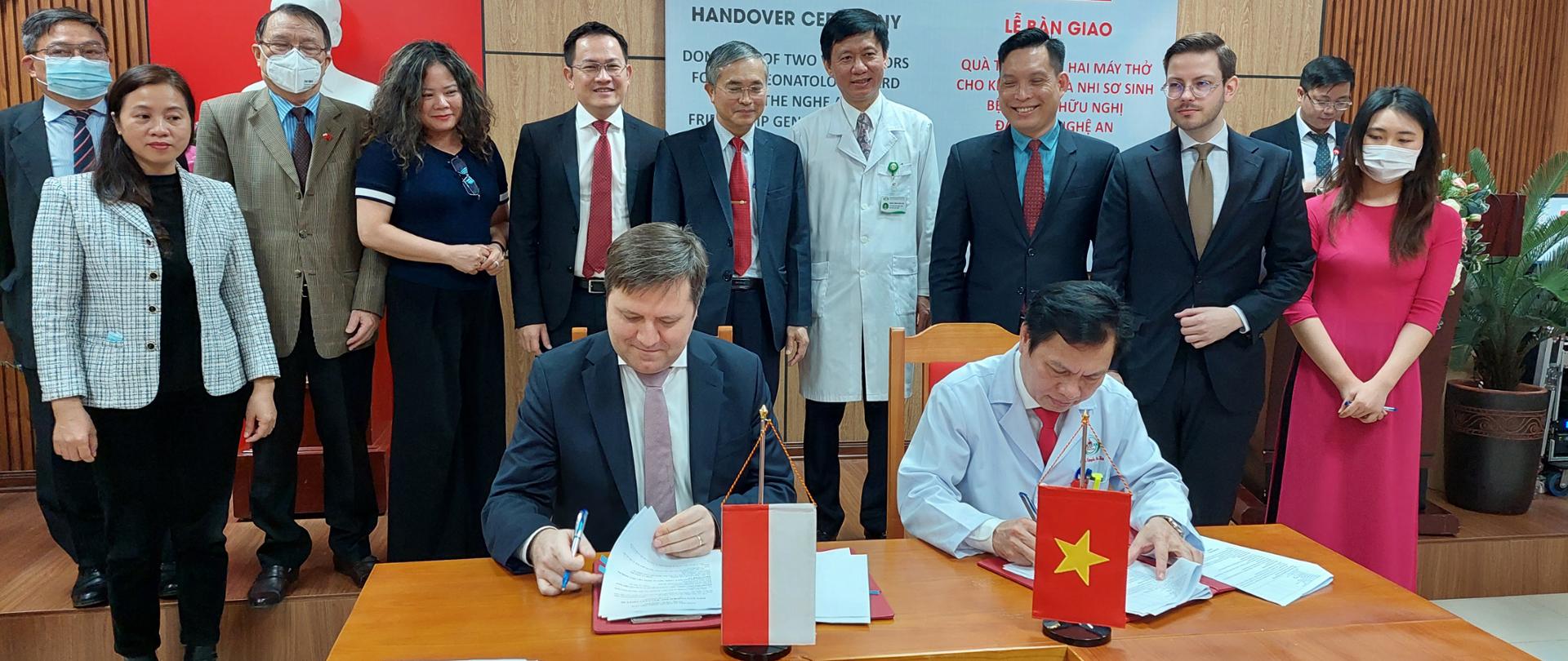 10/12/2021 Vinh, prowincja Nghe An. Podpisanie umowy i protokołu przekazania sprzętu. Ceremonia oficjalnego przekazania dwóch respiratorów dla Oddziału Neonatologii Szpitala Przyjaźni Prowincji Nghe An.
Fot. Małgorzata Rólka-Nowakowska / Ambasada RP w Hanoi