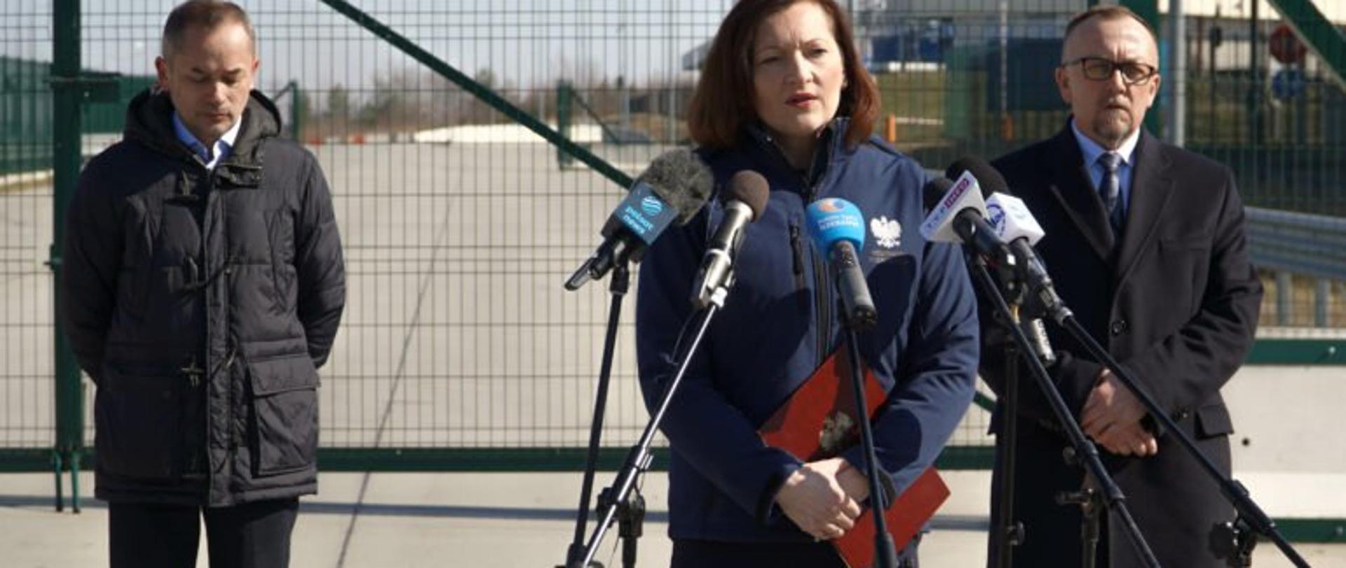 Wojewoda podkarpacki Ewa Leniart zabiera głos podczas konferencji prasowej w Korczowej. Po jej lewej stronie stoi burmistrz Lubaczowa Wiesław Kapel, po prawej starosta jarosławski Stanisław Kłopot