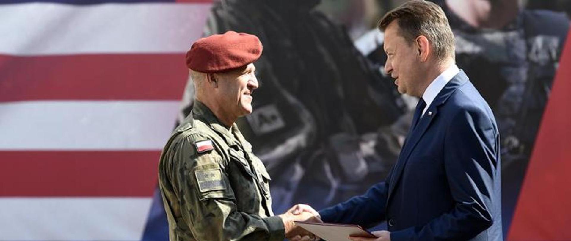 Minister shaking hand of the general
