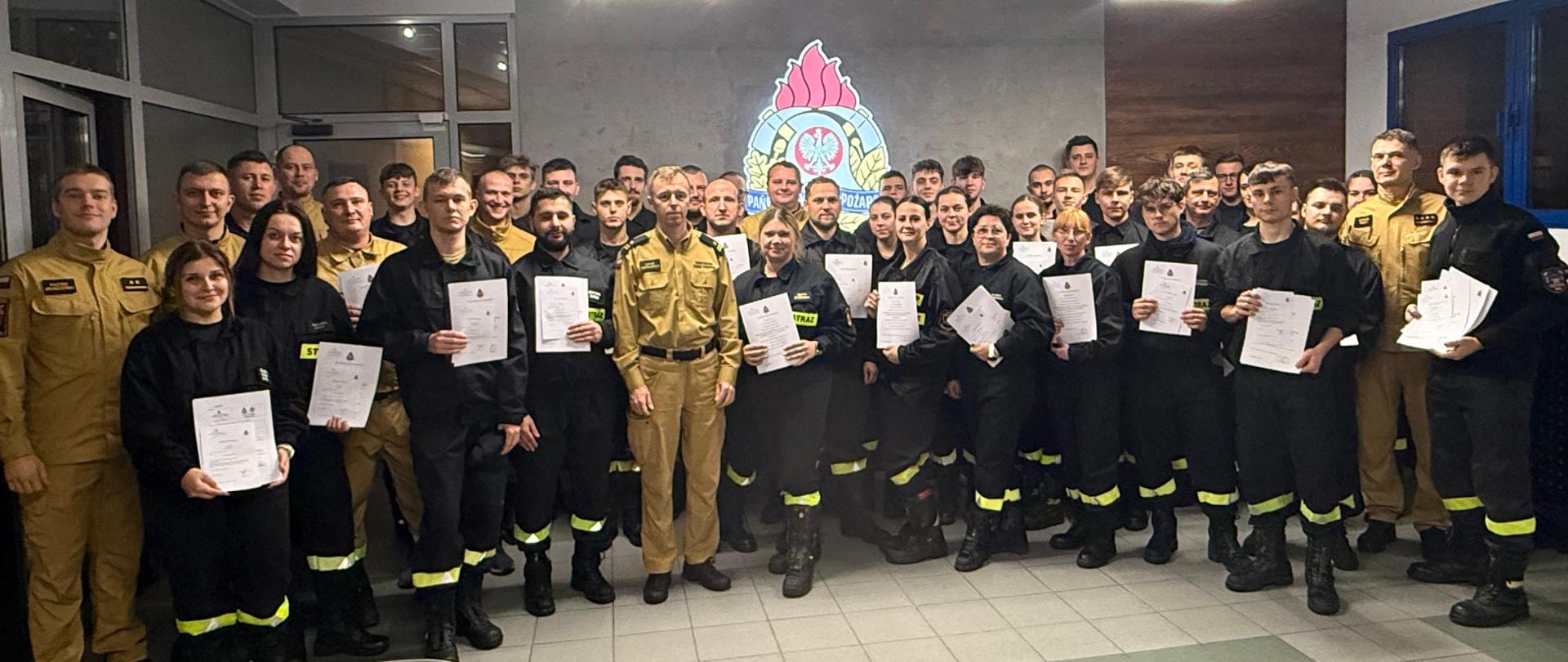 Uczestnicy kursu wraz z komendantem i prowadzącymi zajęcia.