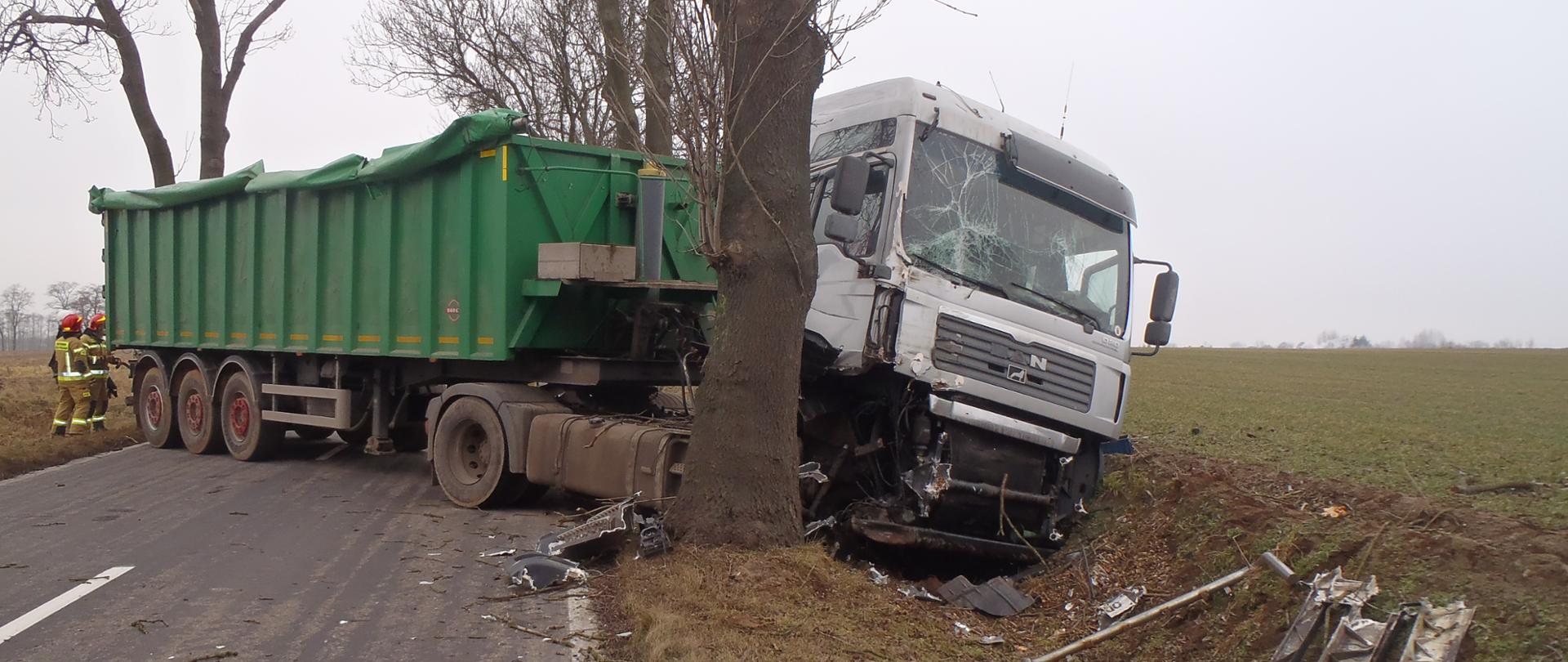 Samochód ciężarowy uderzył w drzewo