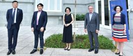 Uroczystość odsłonięcia drzewka ku pamięci K. Pendereckiego. Od prawej: Hak-Peng Chng, prezes Singapurskiej Orkiestry Symfonicznej, Dr Lien Boon Hua z Yong Siew Toh Conservatory of Music, który w latach 2016-2018 pełnił funkcję Asystenta Dyrygenta w Narodowej Orkiestrze Symfonicznej Polskiego Radia w Katowicach, Jean Wee, Dyrektor w National Heritage Board, Dr Loo Choon Yong Ambasador Singapuru w Polsce oraz H.E Magdalena Bogdziewicz.
