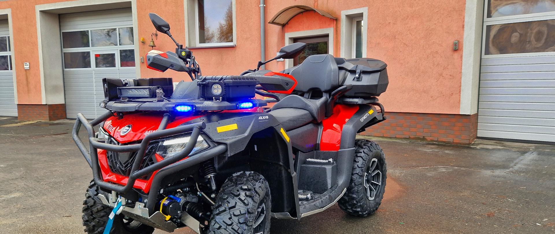 Nowy quad na tle budynku komendy.