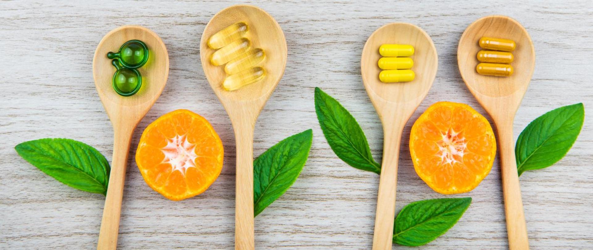 Grafika przedstawia 4 drewniane łyżki a pomiędzy nimi przekrojona pomarańcza 