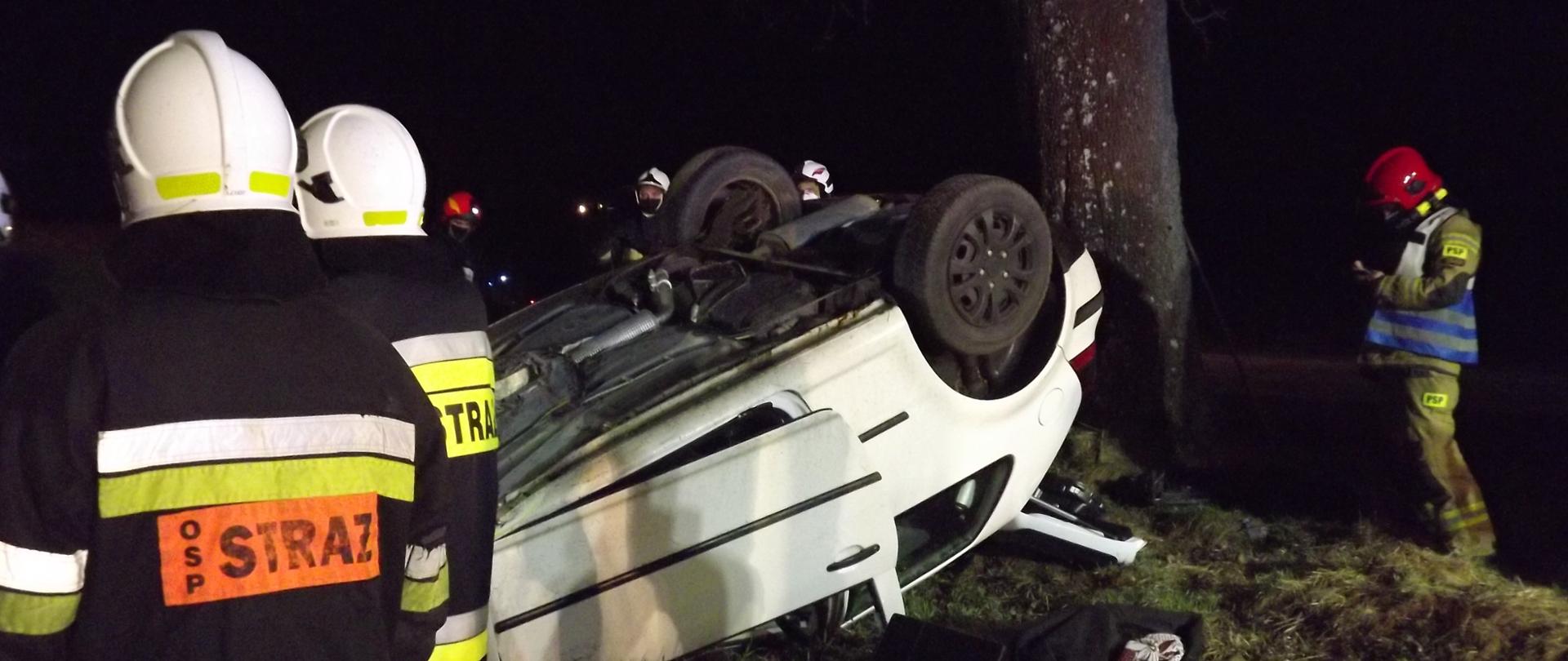 Samochód osobowy uderzył w drzewo w Zwiniarzu