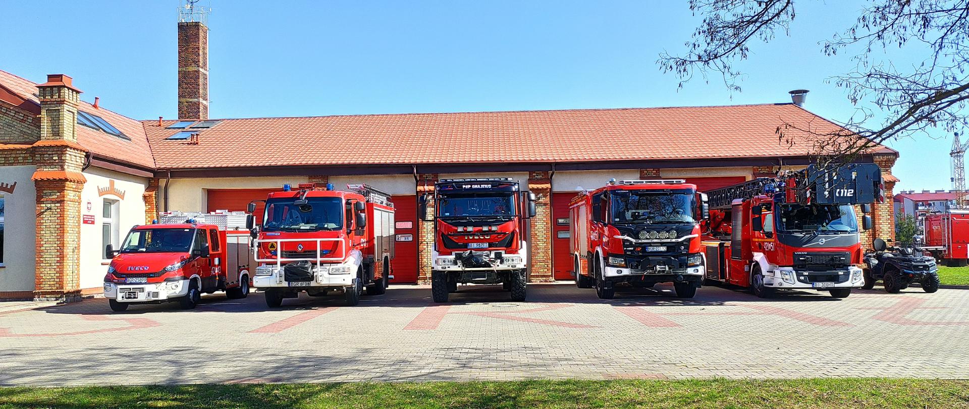 Budynek komendy PSP a przed nim samochody strażackie
