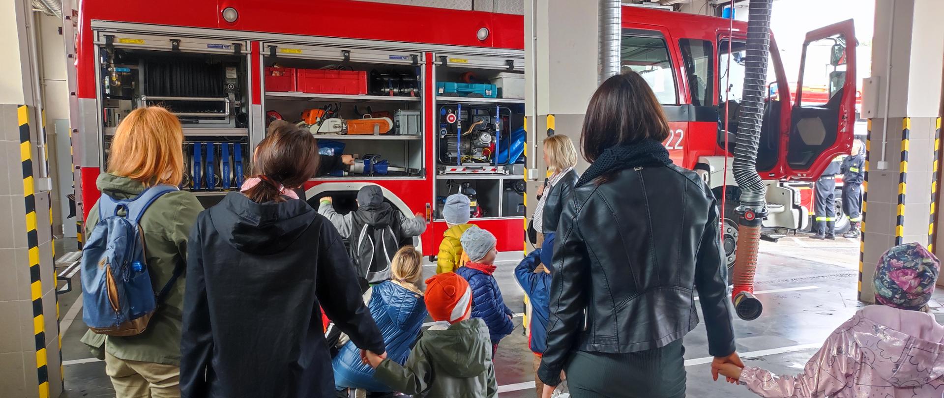 Dzieci oglądają pojazd strażacki