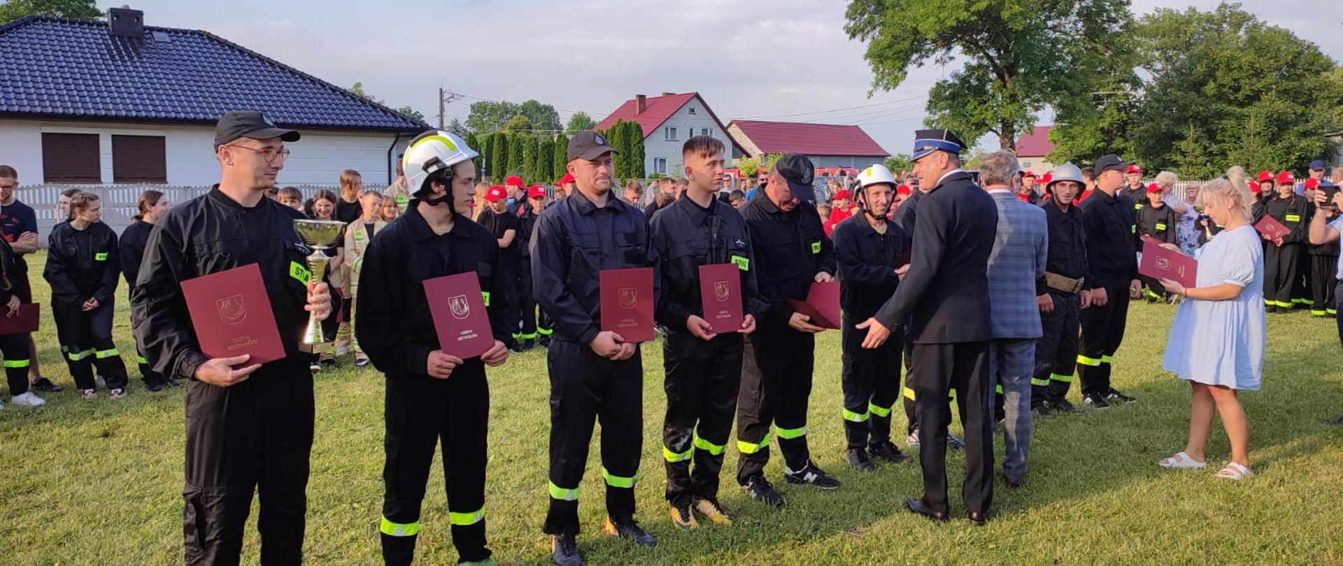 Dowódcy startujących drużyn odbierają nagrody i dyplomy.
