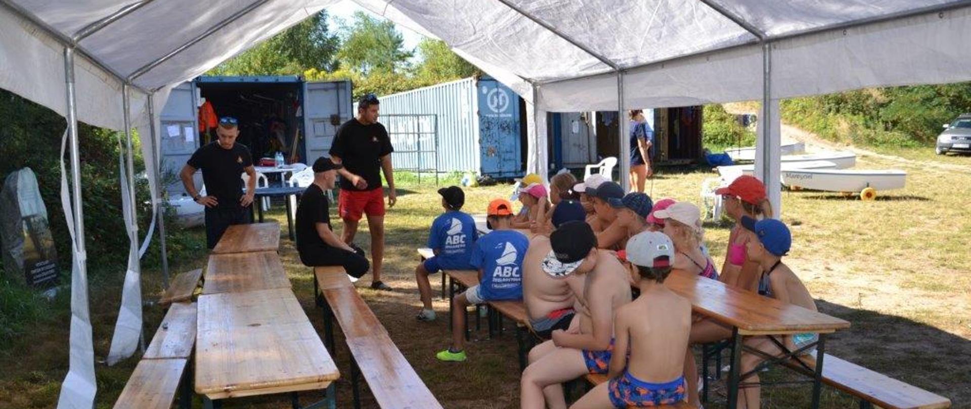 mł_asp_Maciej_Marcinkiewicz_w_trakcie_rozmowy_o_bezpieczeństwie_nad_wodą