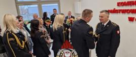 Na zdjęciu widoczni funkcjonariusze KP PSP Gryfice podczas uroczystej zbiórki z okazji przejścia na zaopatrzenie emerytalne