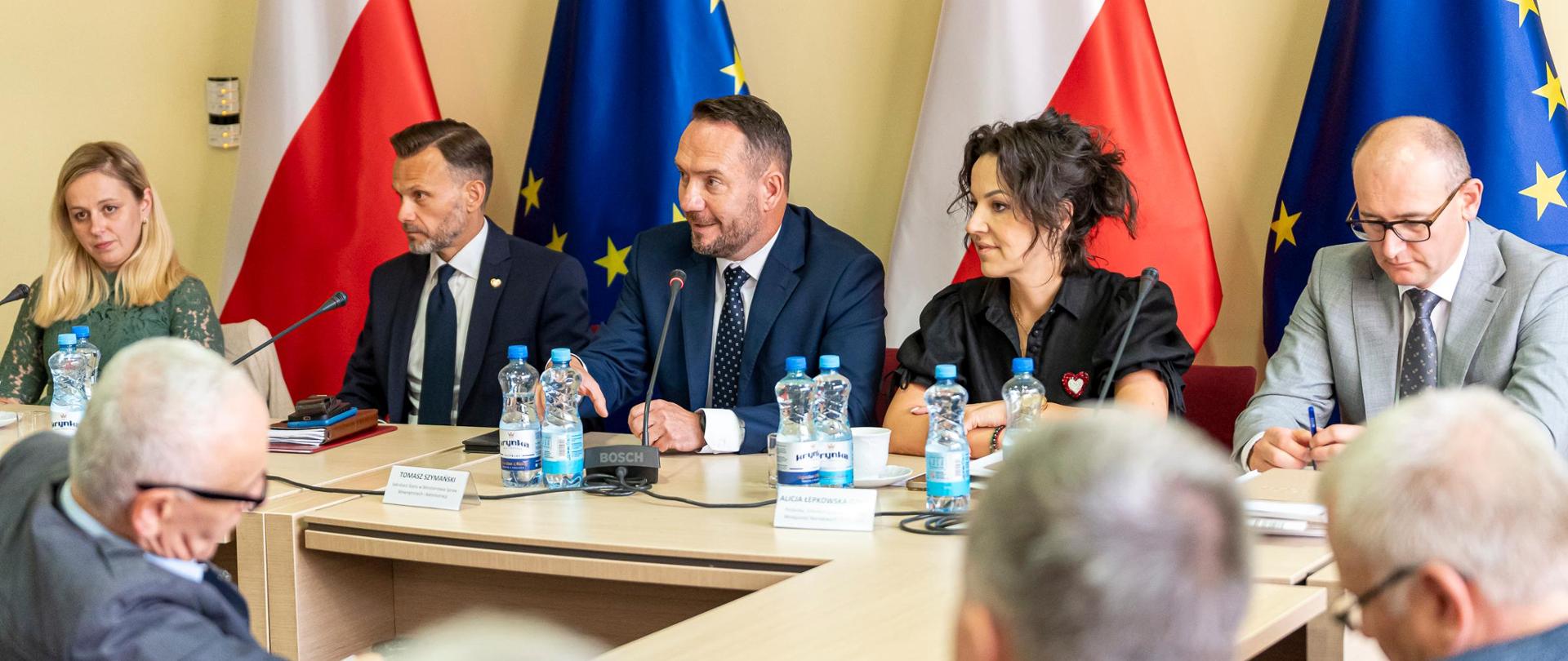 Spotkanie wiceministra MSWiA Tomasza Szymańskiego i wojewody podlaskiego Jacka Brzozowskiego z przedstawicielami mniejszości narodowych i etnicznych z Podlasia