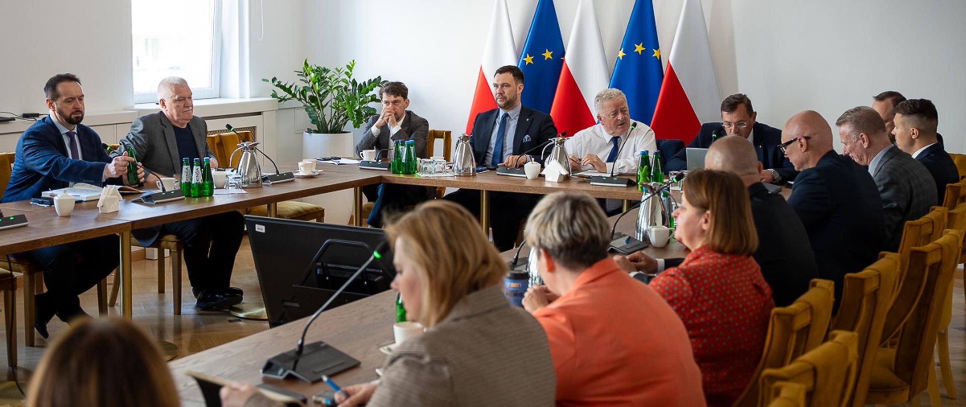 Spotkanie Zespołu Zarządzania Kryzysowego w MRiRW pod przewodnictwem ministra Czesława Siekierskiego (fot. MRiRW)