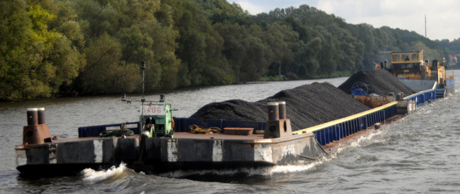 barka rzeczna transportująca towar 