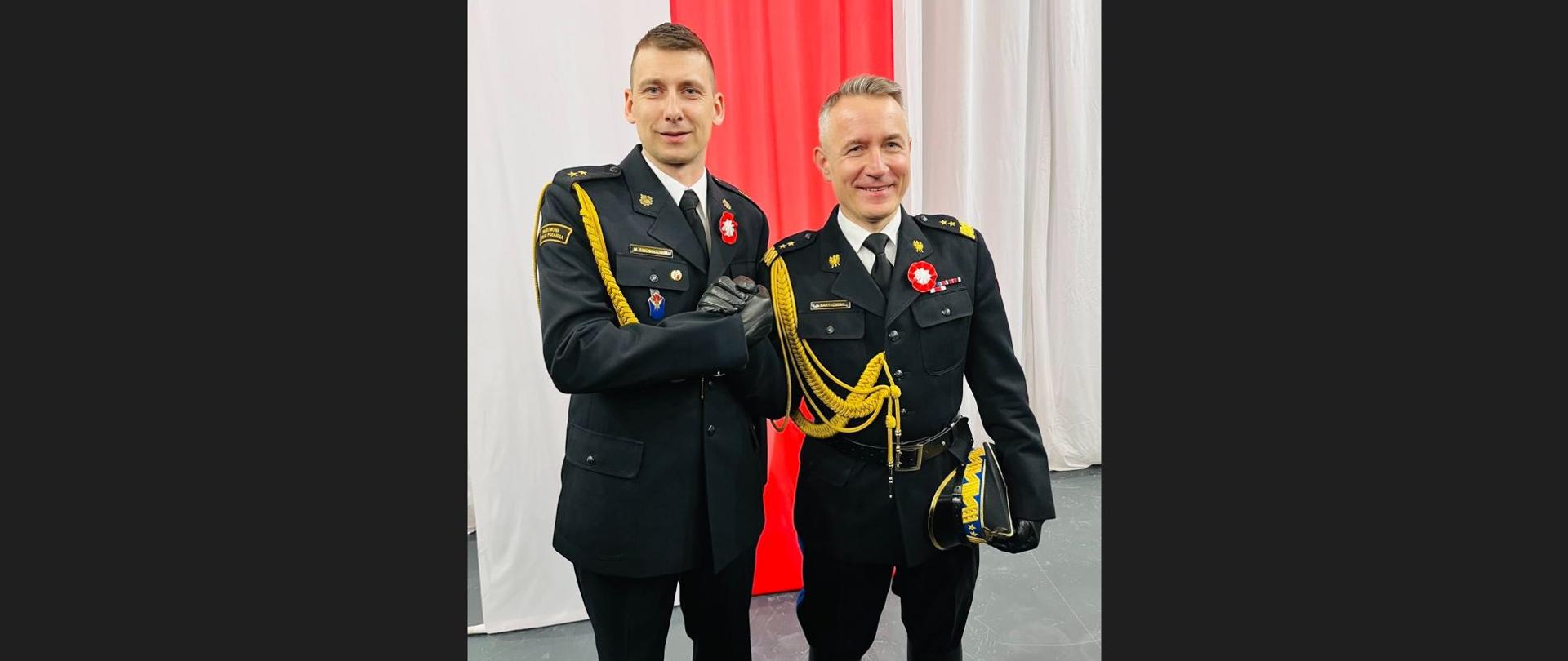 Zdjęcie przedstawia komendanta głównego PSP i mł. kpt. inż. Michał Swobodzińskiego. W tle barwy narodowe