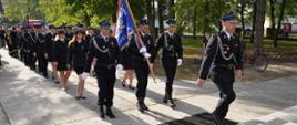 przemarsz strażaków w szyku defiladowym