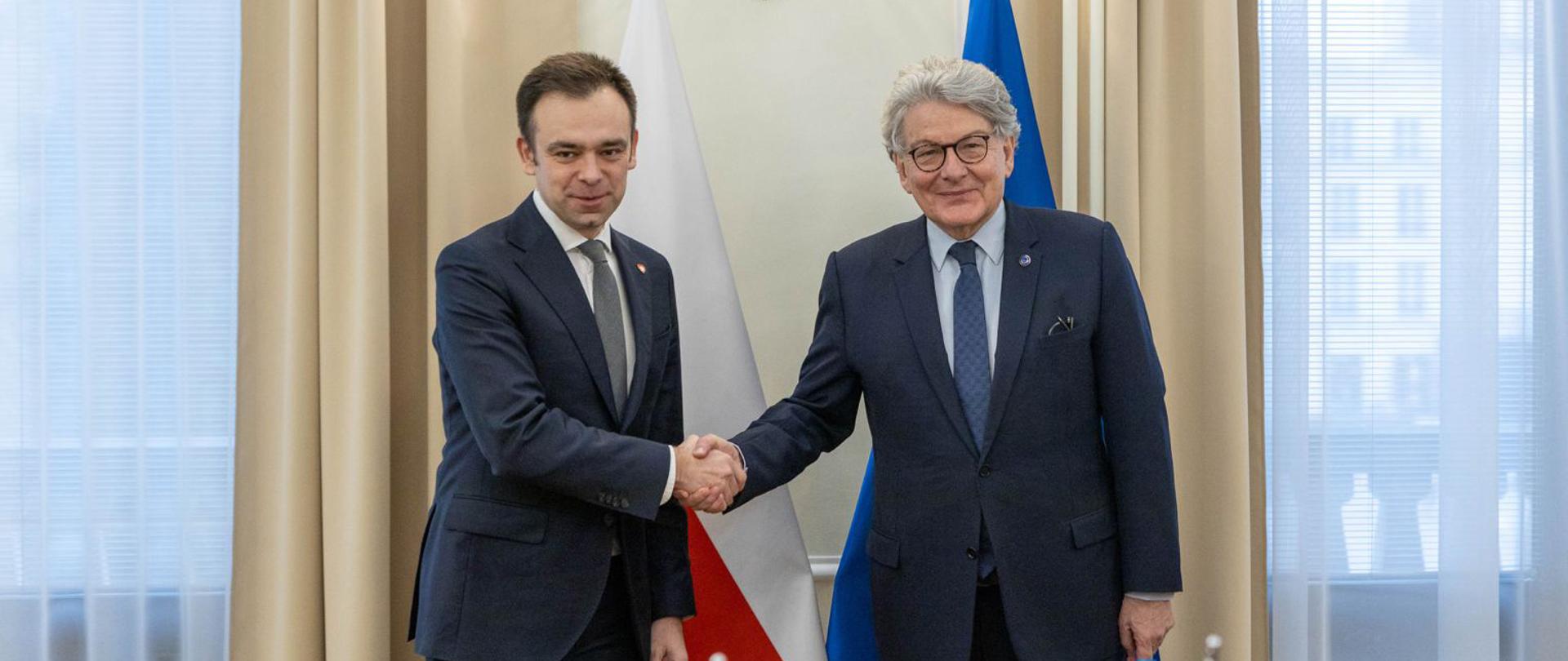 Minister finansów Andrzej Domański z komisarzem UE ds. rynku wewnętrznego Thierrym Bretonem