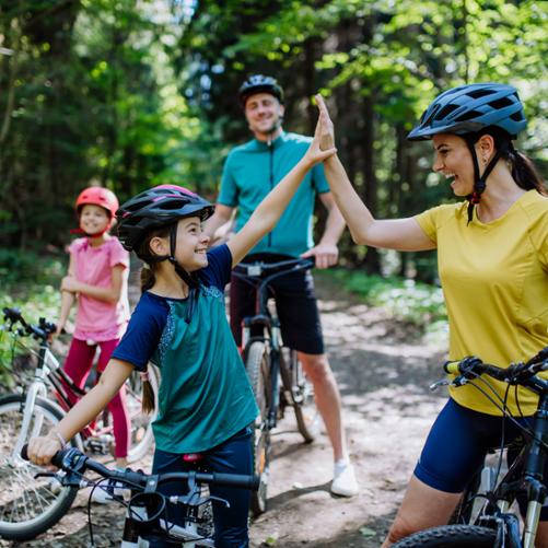 rodzina na rowerach