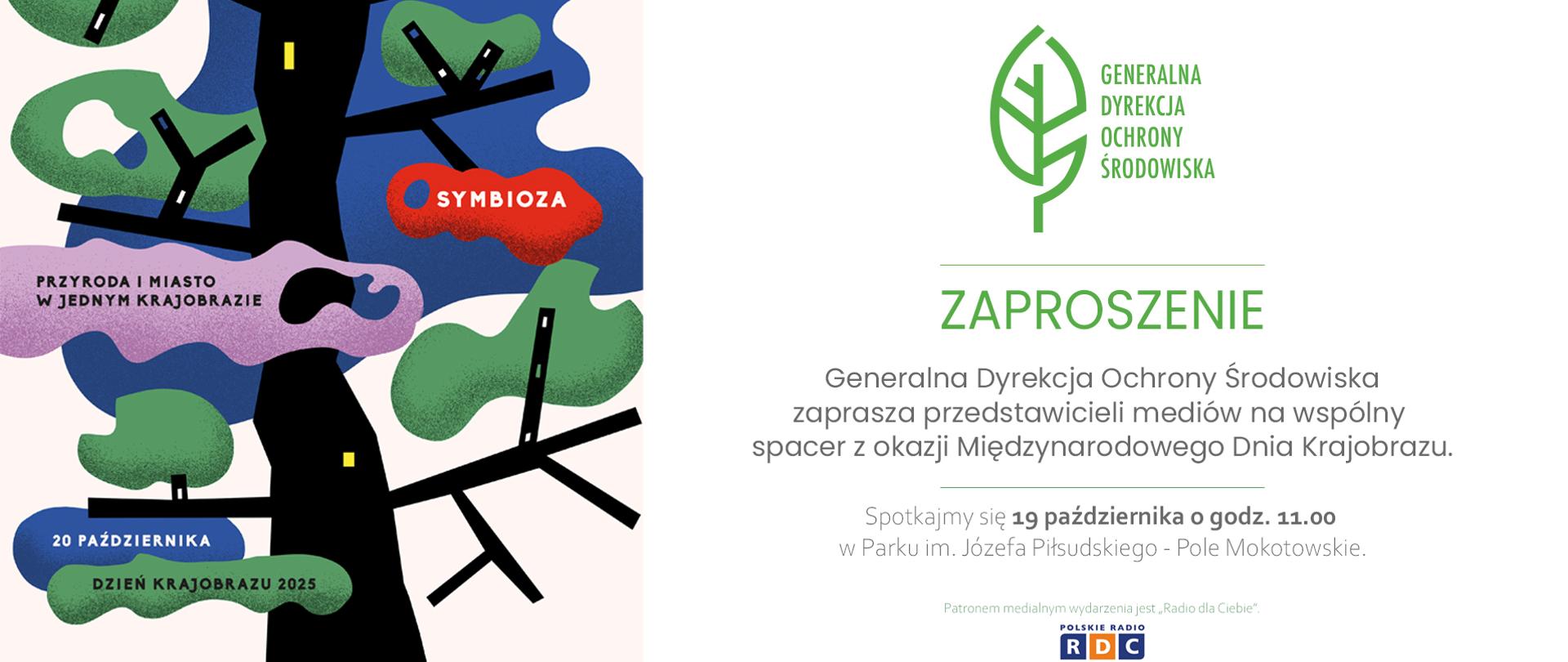 Grafika podzielona jest na dwie główne części: graficzną (po lewej) i tekstową z zaproszeniem (po prawej). Część graficzna (lewa strona): stylizowany kolorowy plakat przedstawiający drzewa w abstrakcyjnym krajobrazie. Grafika, utrzymana w ciemnych barwach (granat, czerń), z kontrastującymi elementami w kolorach zielonym, czerwonym i fioletowym, symbolizującymi przyrodę i miasto w abstrakcyjny sposób. Elementy, które można dostrzec to: drzewo/korony drzew w zielonych kolorach; ciemne pnie drzew i gałęzie. Na grafice znajdują się także napisy (od góry): "SYMBIOZA" (w czerwonym owalu); "PRZYRODA I MIASTO W JEDNYM KRAJOBRAZIE" (czarny tekst na fioletowym tle); "20 PAŹDZIERNIKA" (biały tekst na niebieskim tle); "DZIEŃ KRAJOBRAZU 2025" (biały tekst na dole). Prawa strona to jasne tło z logotypem Generalnej Dyrekcji Ochrony Środowiska w centralnym punkcie (zielony liść). Pod logotypem duży zielony napis: "ZAPROSZENIE". Treść zaproszenia: "GENERALNA DYREKCJA OCHRONY ŚRODOWISKA ZAPRASZA PRZEDSTAWICIELI MEDIOW NA WSPÓLNY SPACER Z OKAZJI MIĘDZYNARODOWEGO DNIA KRAJOBRAZU". Informacje o spotkaniu: "Spotkajmy się 19 października o godz. 11.00 w Parku im. Józefa Piłsudskiego - Pole Mokotowskie". Patron medialny: na dole znajduje się logo POLSKIE RADIO RDC z podpisem: "Patronem medialnym wydarzenia jest Radio dla Ciebie".
