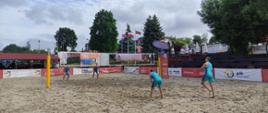 rozgrywki piłki plażowej siatkowej, gra czterech mężczyzn