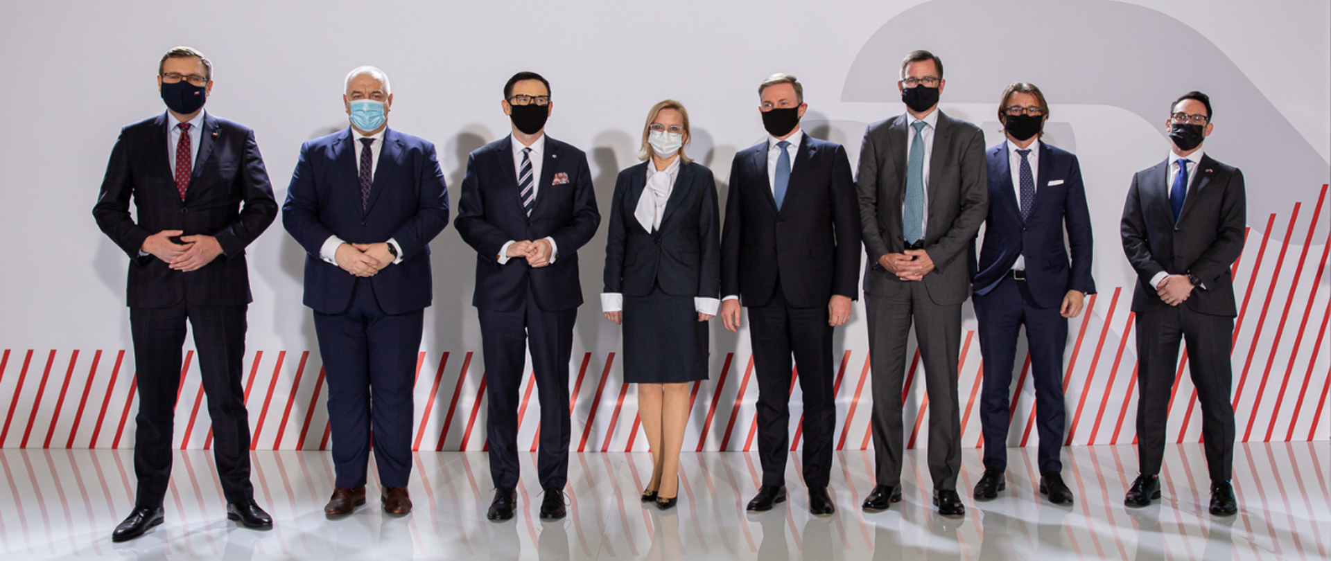 Grupowe zdjęcie ośmiu osób. Od lewej strony: Maciej Małecki, Jacek Sasin, Daniel Obajtek i Anna Moskwa