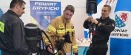 Na zdjęciu funkcjonariusze KP PSP Gryfice podczas prezentacji sprzętu