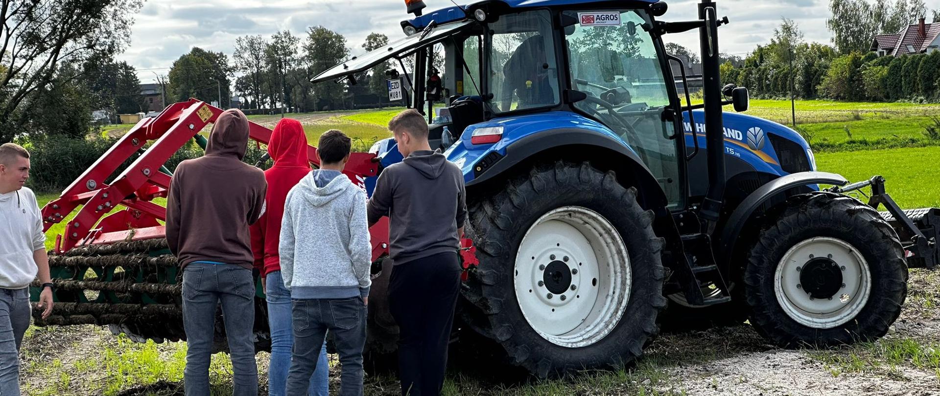 Uczniowie sami pracują w polu