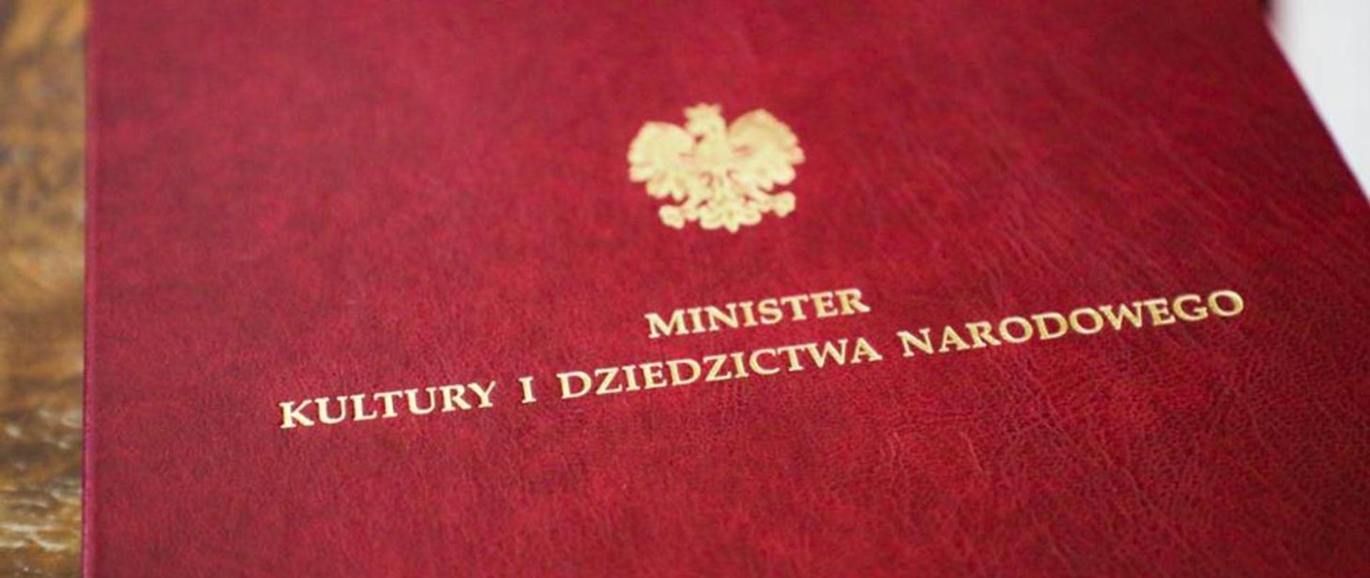 Zdjęcie przedstawia teczkę z godłem i napisem "Minister Kultury i Dziedzictwa Narodowego"