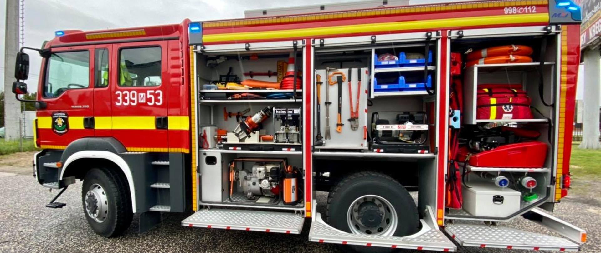 Na zdjęciu znajduje się wóz strażacki z wyposażeniem, który został przekazany OSP Wielogóra