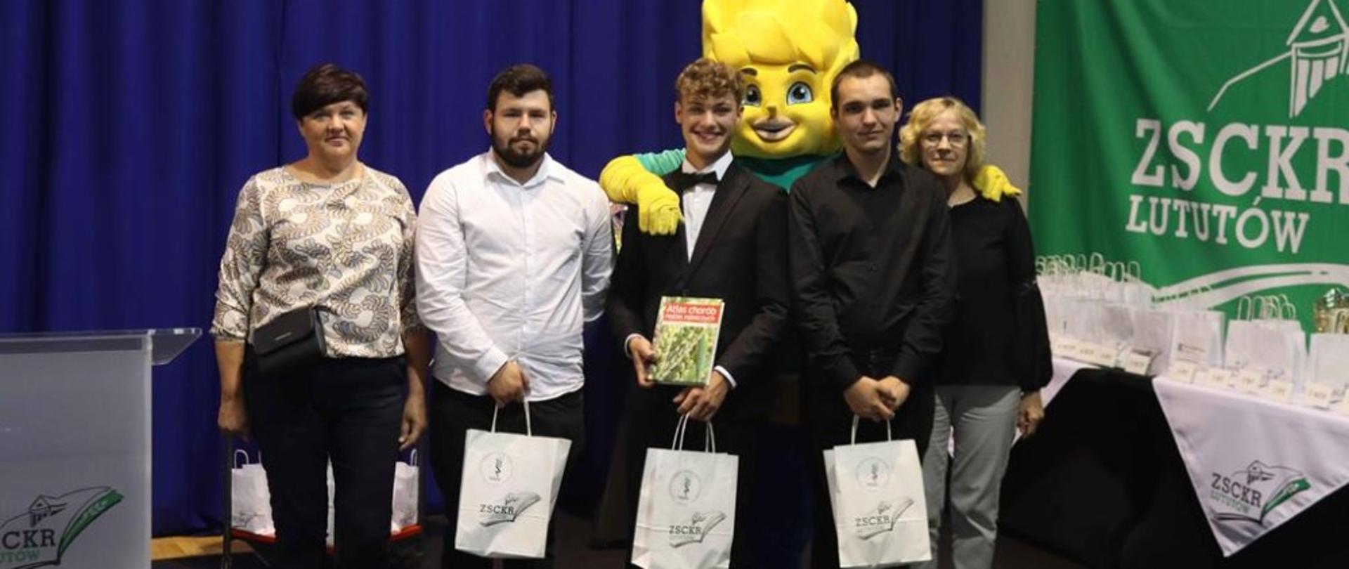 Pamiątkowe zdjęcie zwycięzców konkursu