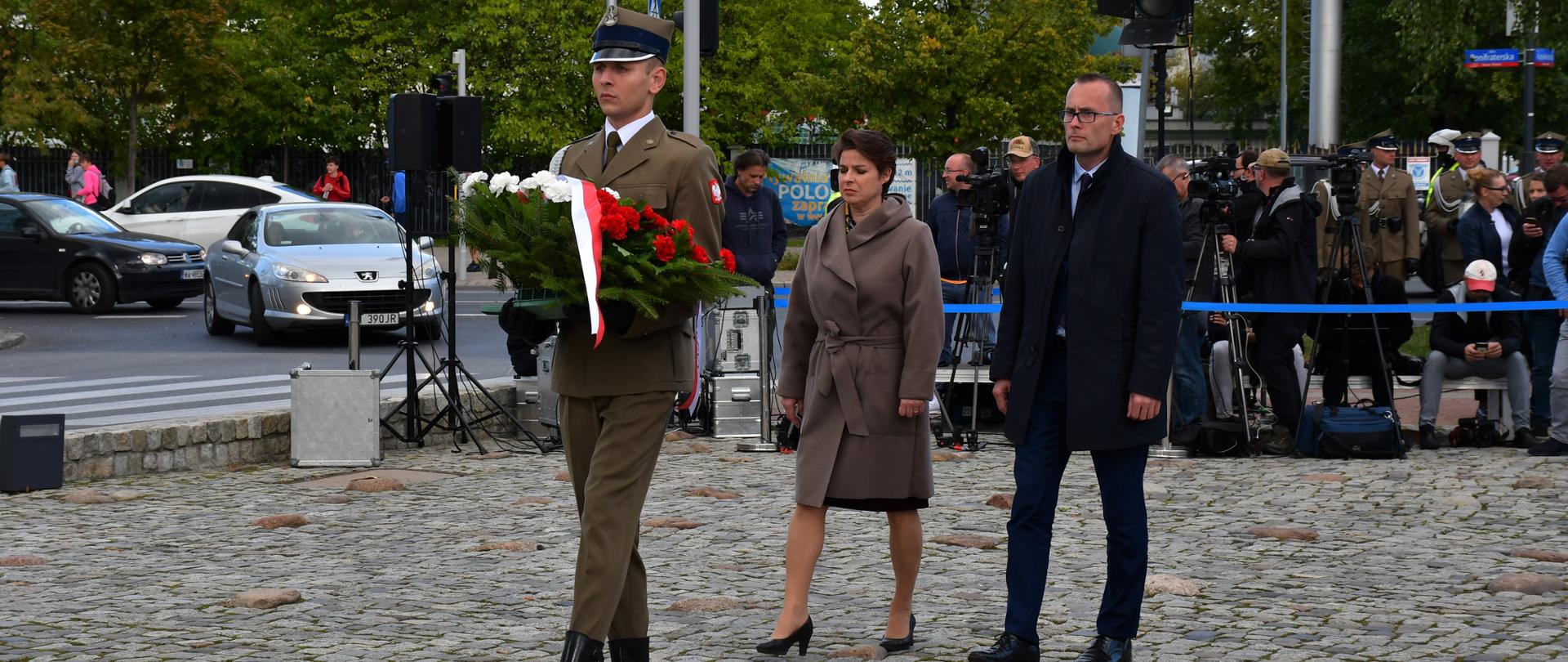 W imieniu Wojewody Mazowieckiego kwiaty złożyli Zuzanna Zacharewicz, Dyrektor Biura Wojewody oraz dr Piotr Oleńczak, Pełnomocnik Wojewody ds. Kombatantów i Osób Represjonowanych.