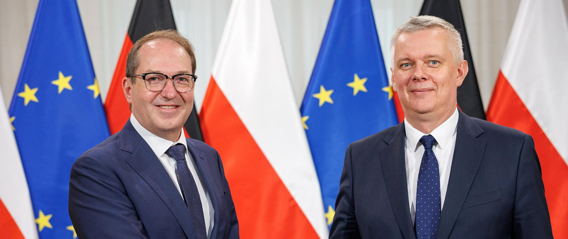 Tomasz Siemoniak oraz Alexander Dobrindt pozują do zdjęcia