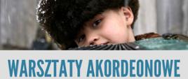 Zdjęcie chłopca grającego na akordeonie, na dole plakatu szare tło i niebieski napis.