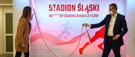 Premier RP Mateusz Morawiecki oraz Minister Sportu Danuta Dmowska-Andrzejuk odsłaniają tablicę "STADION ŚLĄSKI - NARODOWY STADION LEKKOATLETYCZNY" 