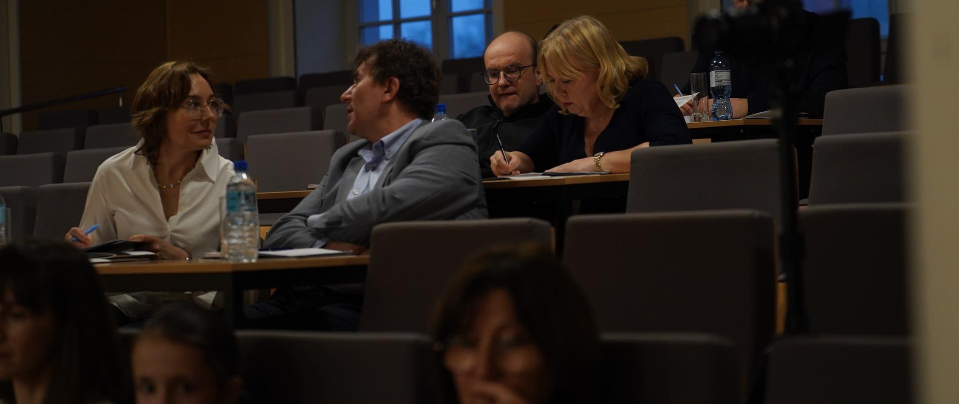 zdjęcie przedstawia członków jury na miejscach siedzących sali koncertowej podczas przesłuchań konkursowych, inne ujęcie