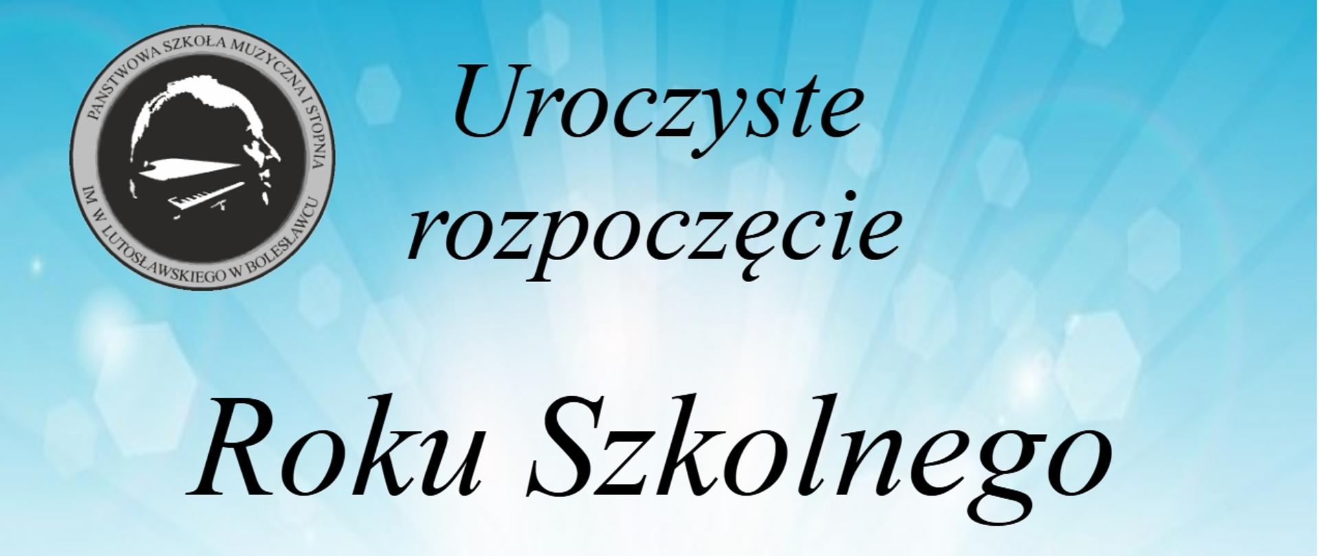 Grafika w jasnych kolorach odcieni niebieskiego i żółtego z przebiegającymi przez środek nutami muzycznymi i logo szkoły w lewym górnym rogu. W tle napis: "Uroczyste rozpoczęcie Roku Szkolnego 2023/2024 w Państwowej Szkole Muzycznej I stopnia im. Witolda Lutosławskiego w Bolesławcu odbędzie się dnia 4 września 2023 r. o godz. 16.00 w auli szkoły".