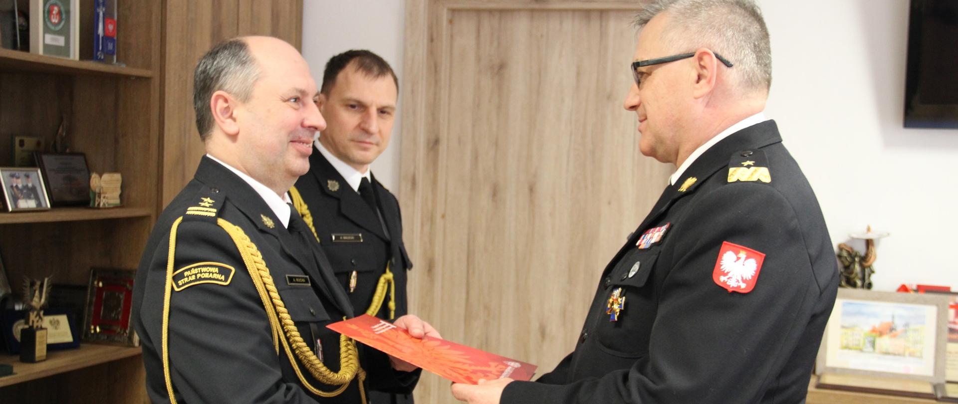 Moment wręczenia aktu powołania na stanowisko Zastępcy Komendanta Powiatowego PSP w Aleksandrowie Kujawskim