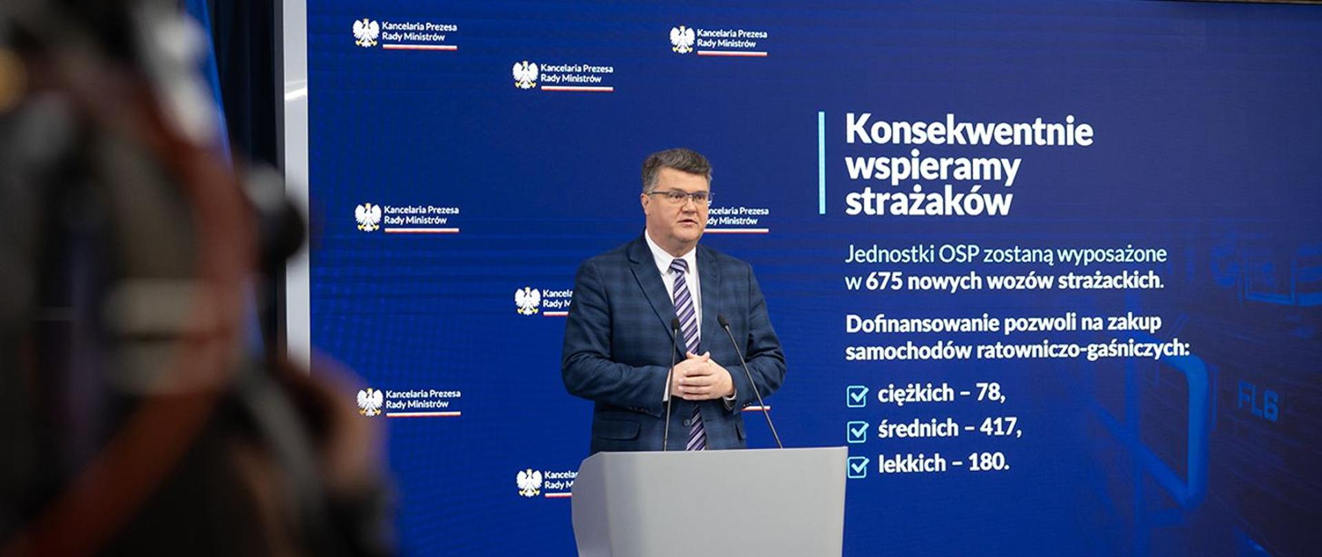 Na zdjęciu wiceminister Maciej Wąsik, który poinformował o zatwierdzeniu nowego zestawienia samochodów dla jednostek OSP 