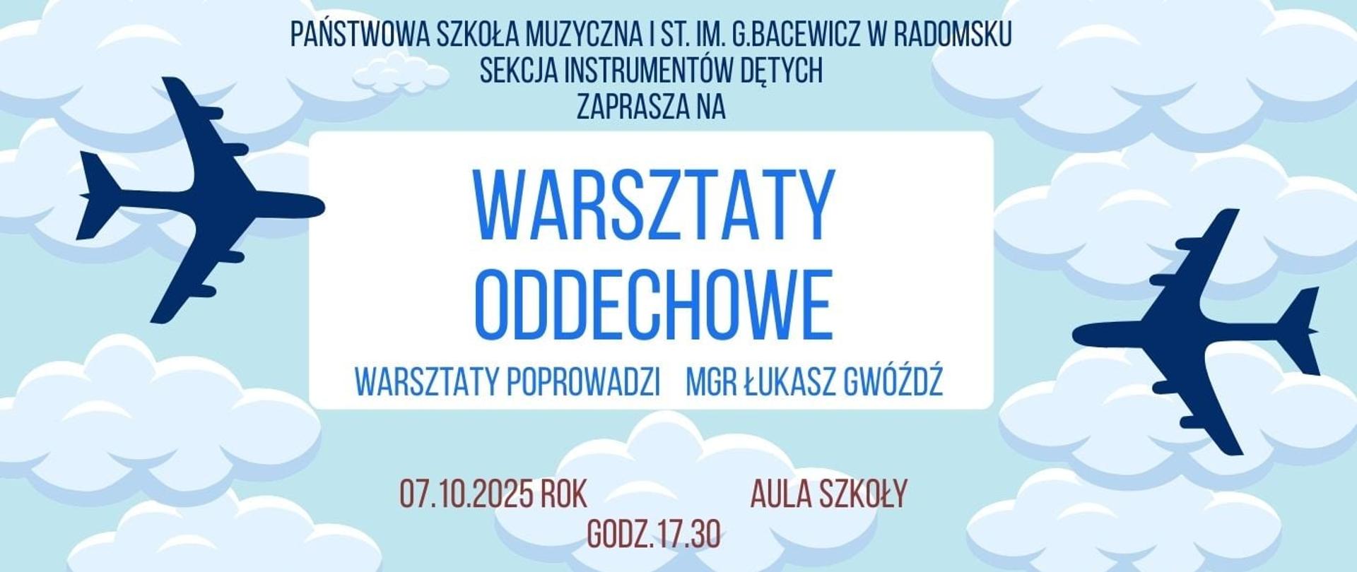 Na błękitnym tle znajdują się napisy informacyjne w kolorze fioletowym , granatowym, niebieskim oraz grafiki chmur w kolorze jasnobłękitntm, grafiki dwóch samolotów w kolorze ciemnogranatowym. 