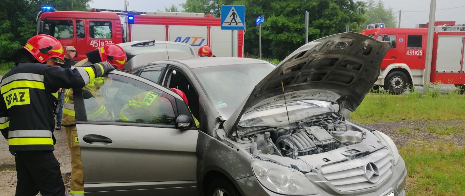 Pożar samochodu osobowego przy ul. Rzeczki w Ostrowcu Św.