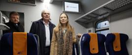 Na zdjęciu minister Katarzyna Pełczyńska-Nałęcz w towarzystwie innych uczestników spotkania wewnątrz wagonu kolejowego