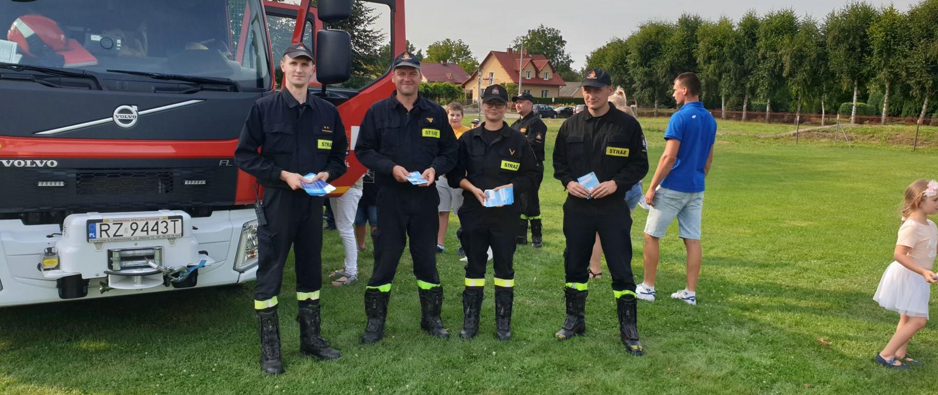 Na zdjęciu strażacy z JRG Przemyśl podczas prezentacji sprzętu na pikniku w Krównikach w dniu 22.08.2021