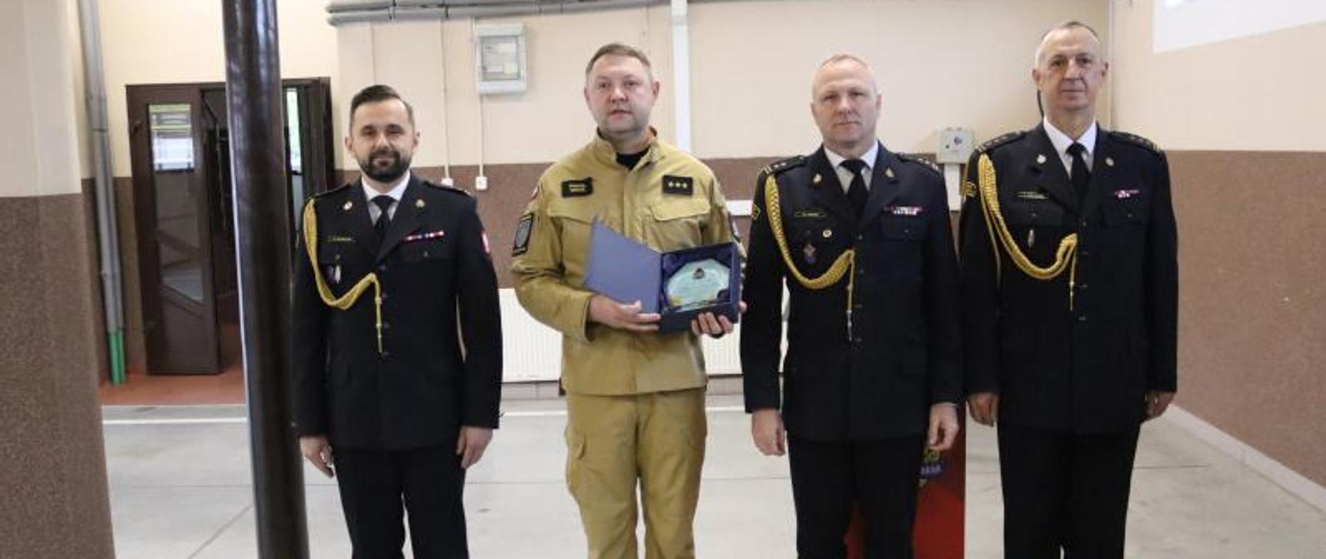 Uroczysta zbiórka z okazji przejścia na zaopatrzenie emerytalne dowódcy zmiany - asp. sztab. Pawła Wryka